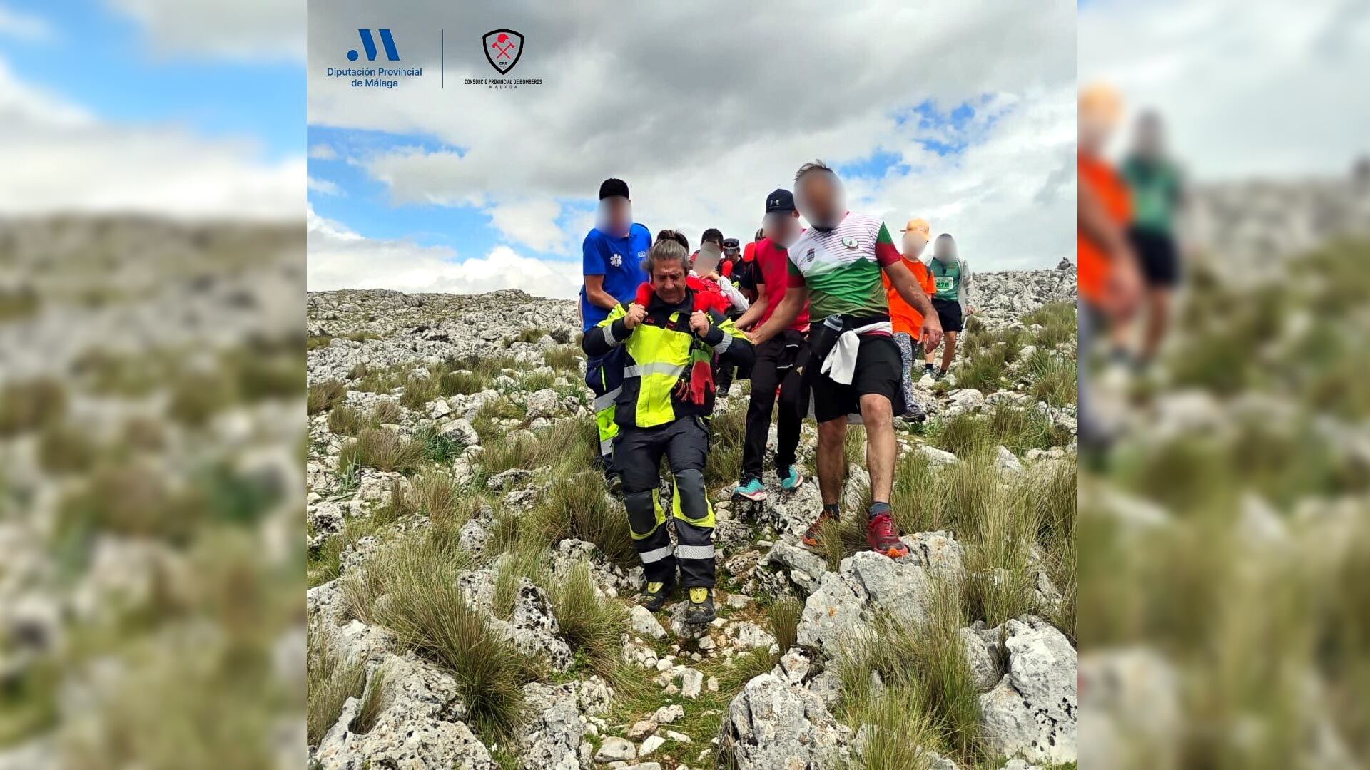 Momento del rescate de un corredor lesionado en la Trabuco Trail