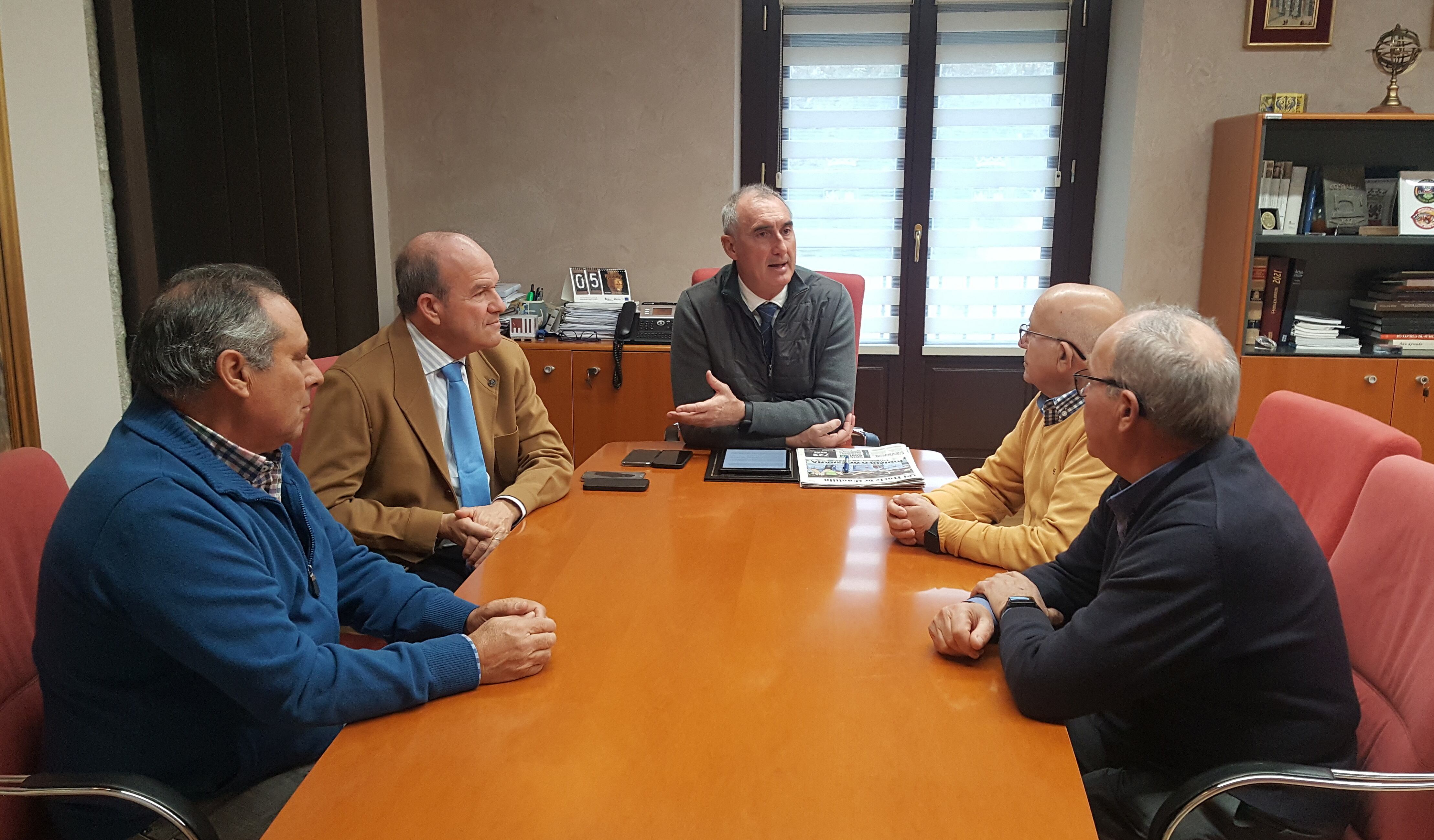 El delegado territorial se entrevista con la Asociación de Vecinos de Nueva Segovia para abordar la situación de las obras del centro de salud