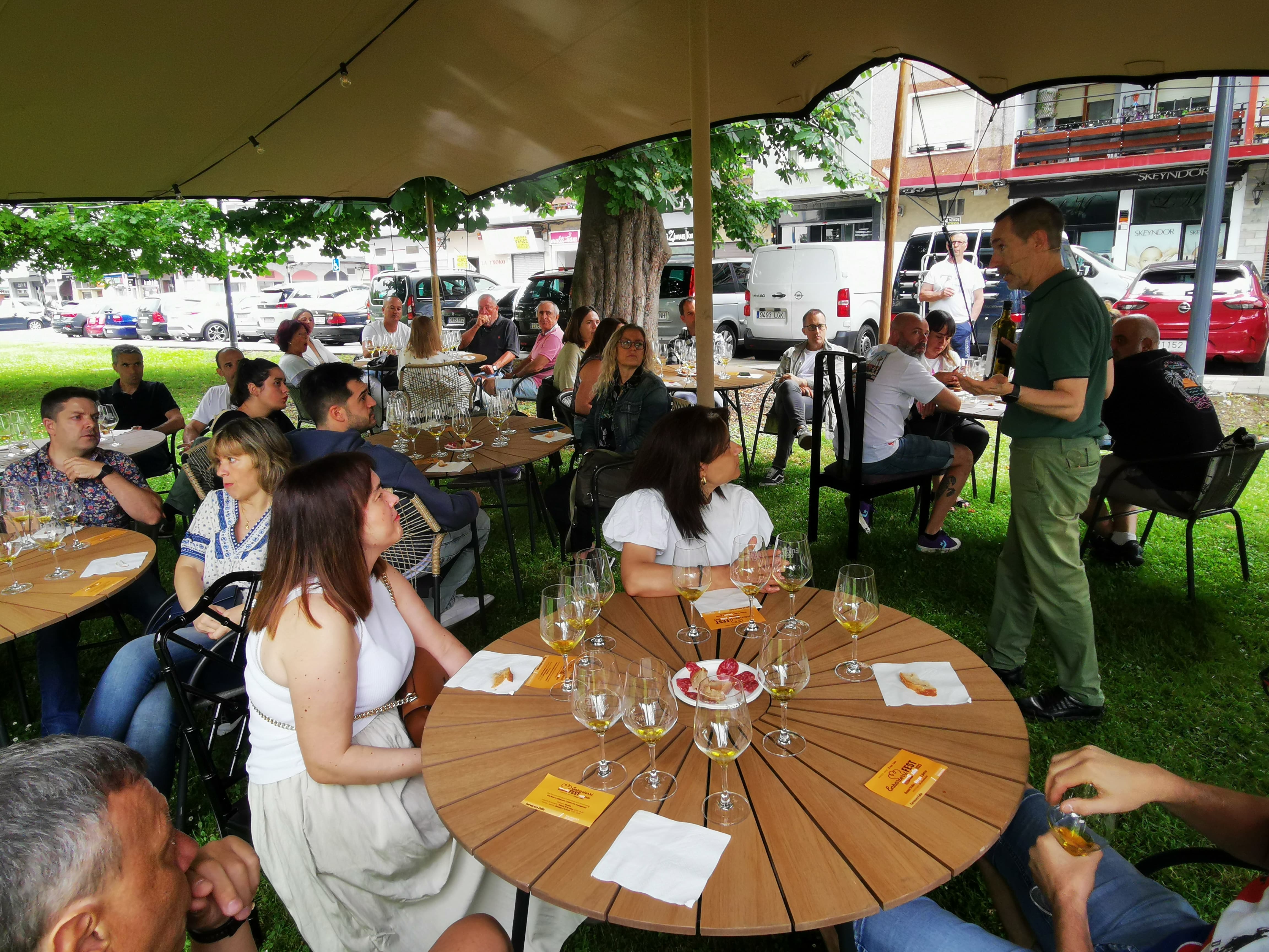 Momento de la cata de los AOVE de Sierra Mágina, dirigida por el gerente del CRDO Sierra Mágina, Jesús Sutil
