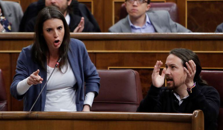 La portavoz de Podemos en el Congreso, Irene Montero, formula una pregunta a la vicepresidenta el Gobierno, Soraya Sáenz de Santamaría.