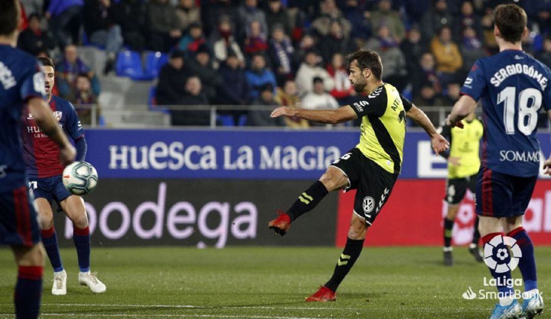 Aitor Sanz anotó a los cuatro minutos el único tanto de los blanquiazules