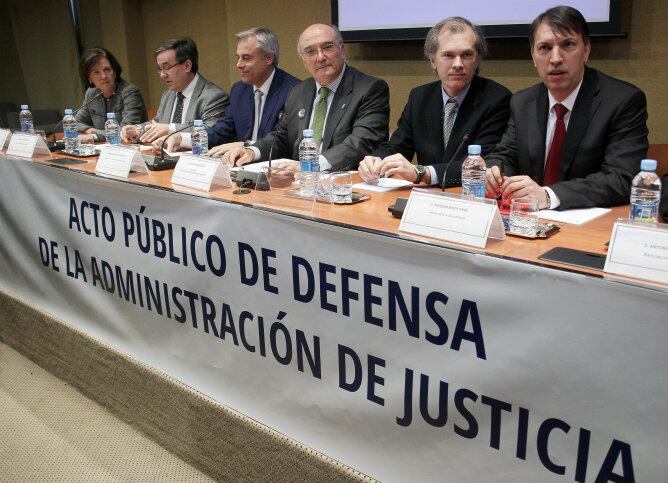 El presidente del Consejo General de la Abogacía, Carlos Carnicer, ha presidido en Madrid el acto público en defensa de la Administración de Justicia y contra las reformas promovidas en este ámbito por el ministro Alberto Ruiz-Gallardón.