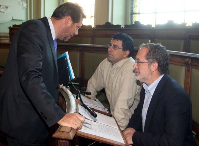 Oscar Puente conversa con los concejales de IU, Alberto Bustos y Manuel Saravia,