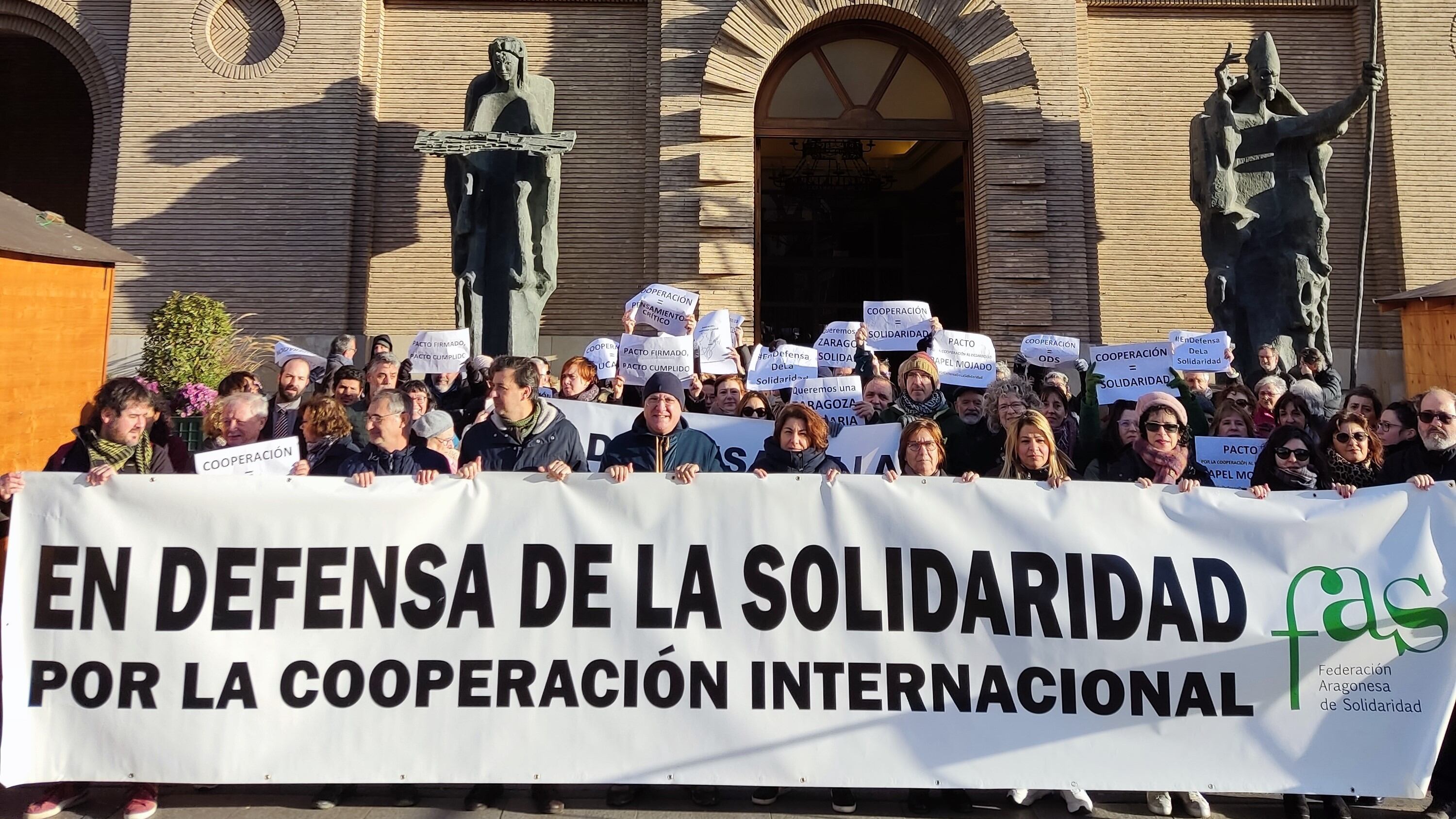 Manifestación de la  Federación Aragonesa de Solidaridad frente al Ayuntamiento de Zaragoza.