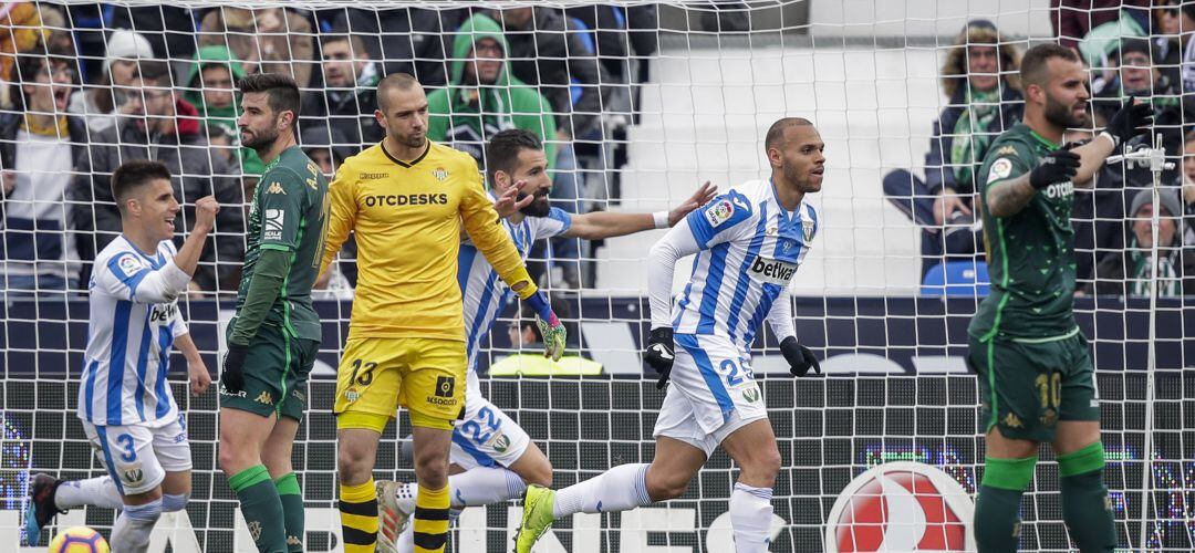 Bustinza (i) y Siovas celebran el gol de Martin Braithwaite (d) ante el Real Betis en el encuentro de la temporada pasada en Butarque.