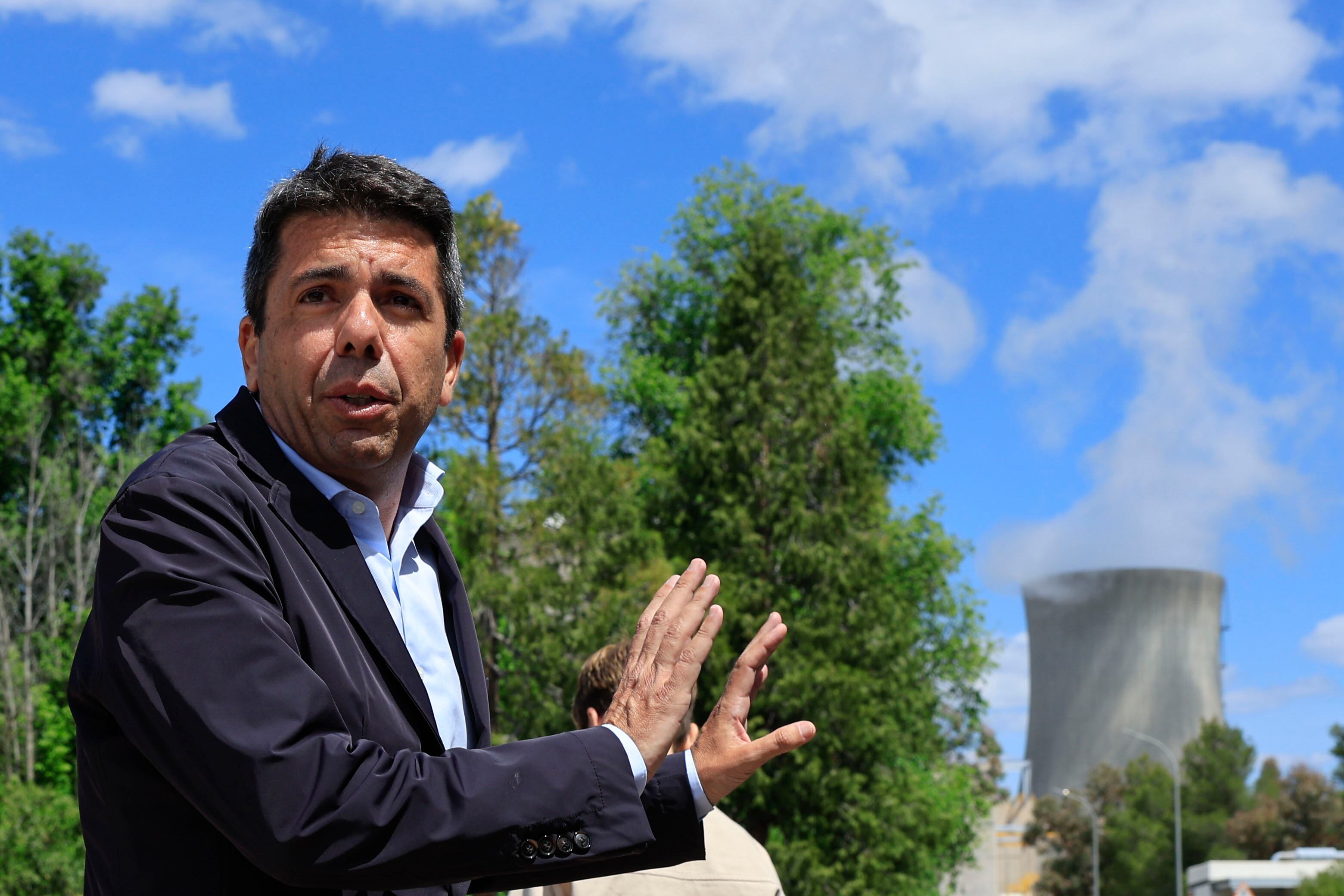 GRAFCVA7430. COFRENTES (VALENCIA), 12/05/2025.- El president de la Generalitat, Carlos Mazón, visita la central nuclear de Cofrentes junto al consejero delegado de Iberdrola Energía Sostenible, Julio Castro, el presidente del Consejo de Cámaras de la Comunitat Valenciana, José Vicente Morata, el vicepresidente de CEV, Vicente Lafuente, y el secretario general de AVE, Diego Lorente. EFE/Kai Forsterling
