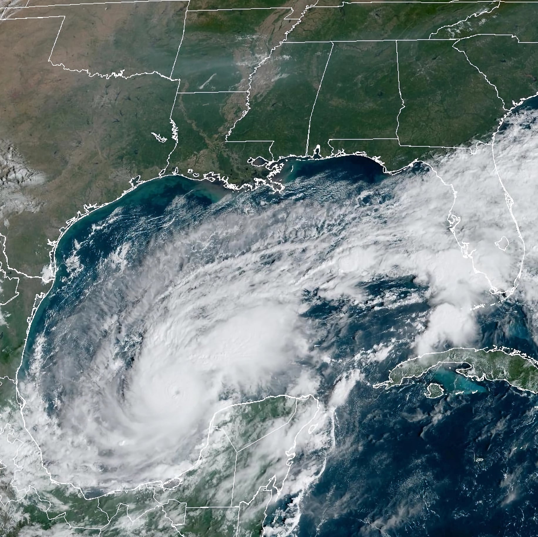 Fotografía satelital cedida por la Oficina Nacional de Administración Oceánica y Atmosférica (NOAA) a través del Centro Nacional de Huracanes (NHC) estadounidense donde se muestra la localización del huracán Milton este lunes, en el Golfo de México