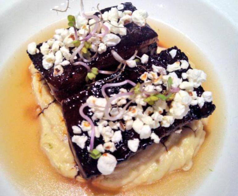 Panceta con membrillo y caldo de jamón.