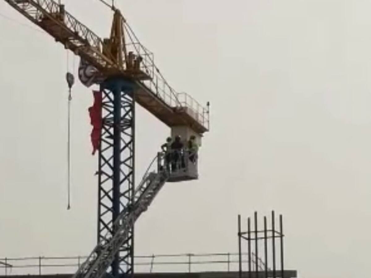 Bomberos tratan de convencer a los activistas de que bajen de la grúa