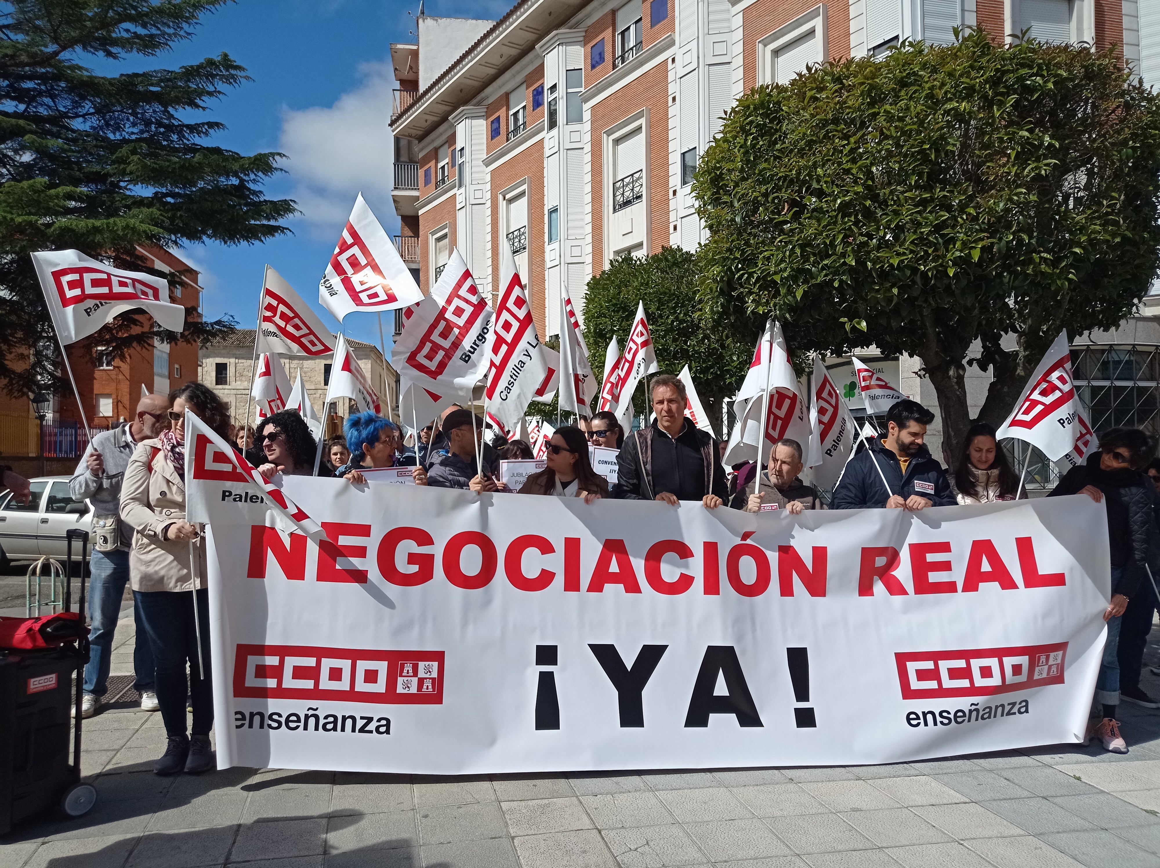 Concentración en Palencia de los trabajadores del sector de la discapacidad en defensa de un convenio digno