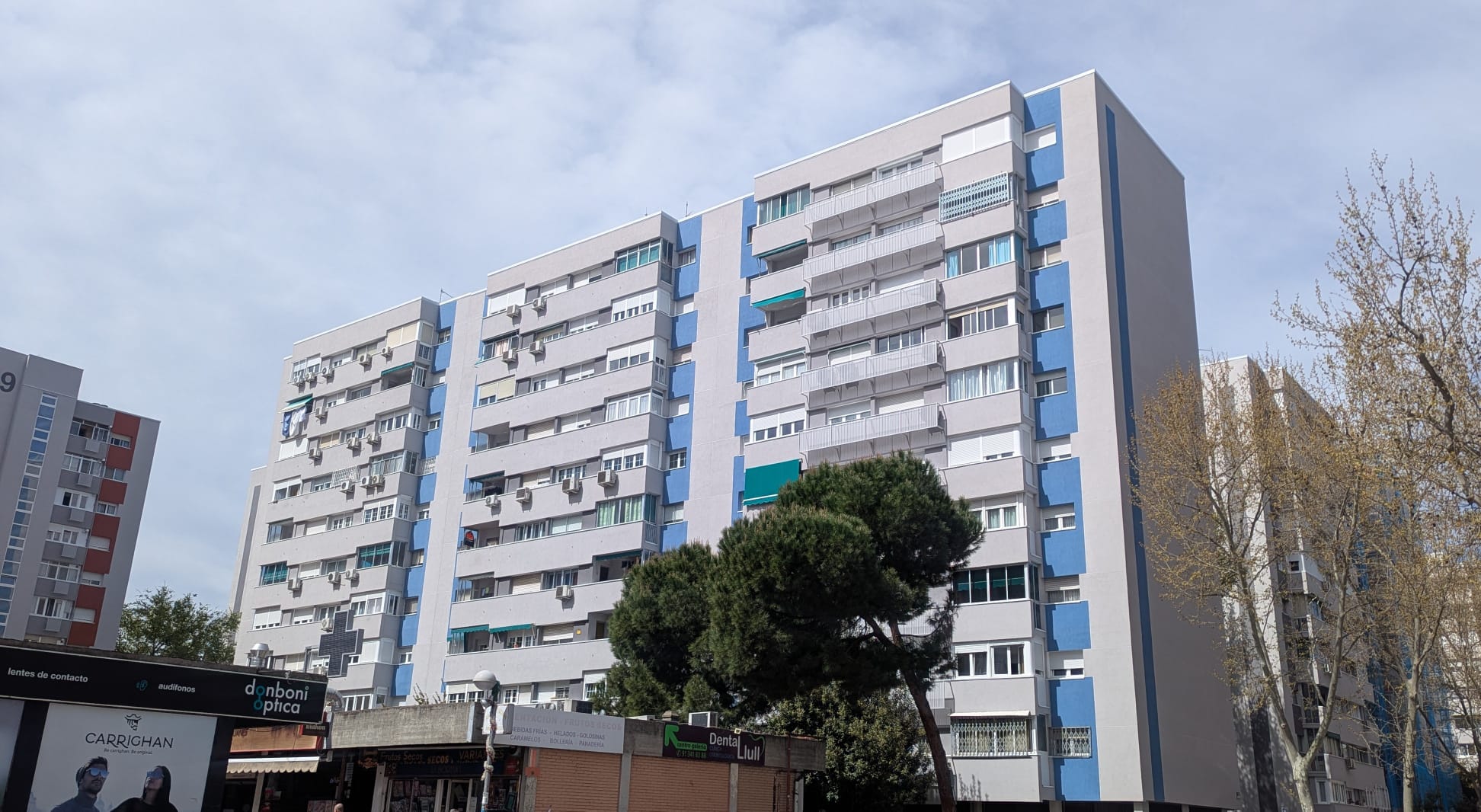 Uno de los edificios rehabilitados del Poblado Dirigido de Orcasitas (Madrid).