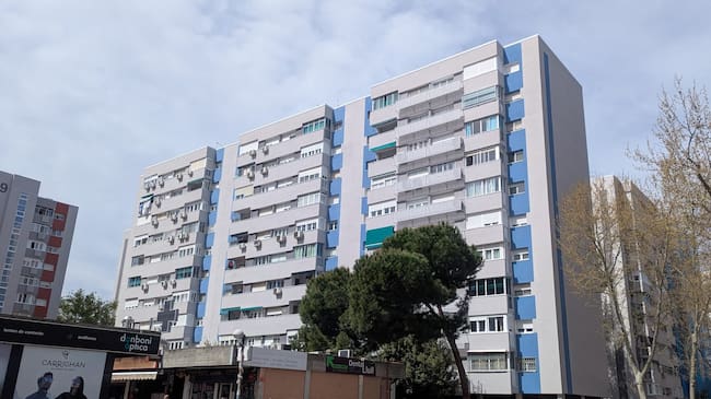 Uno de los edificios rehabilitados del Poblado Dirigido de Orcasitas (Madrid).