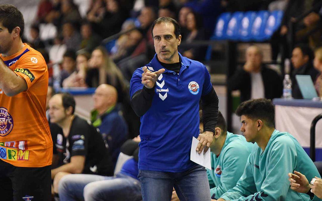 Rodrigo Reñones durante su etapa como entrenador del BM Sinfín de Cántabria