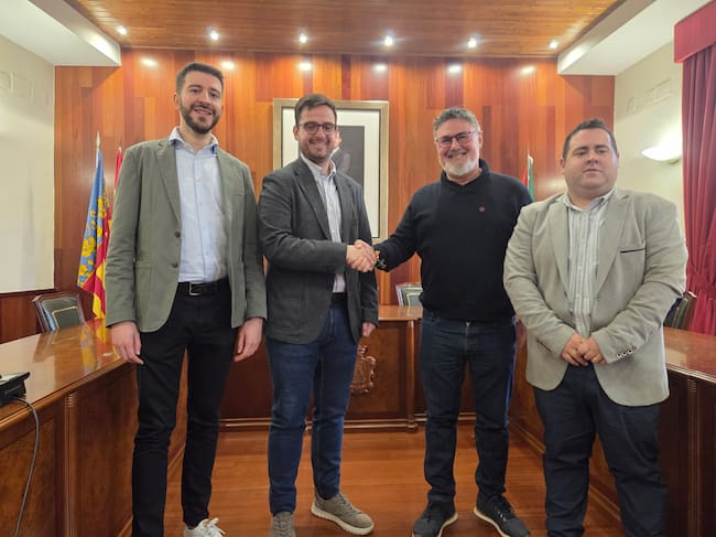 Los dos alcaldes escenifican estrechando las manos la sintonía que existe entre ambos ayuntamientos