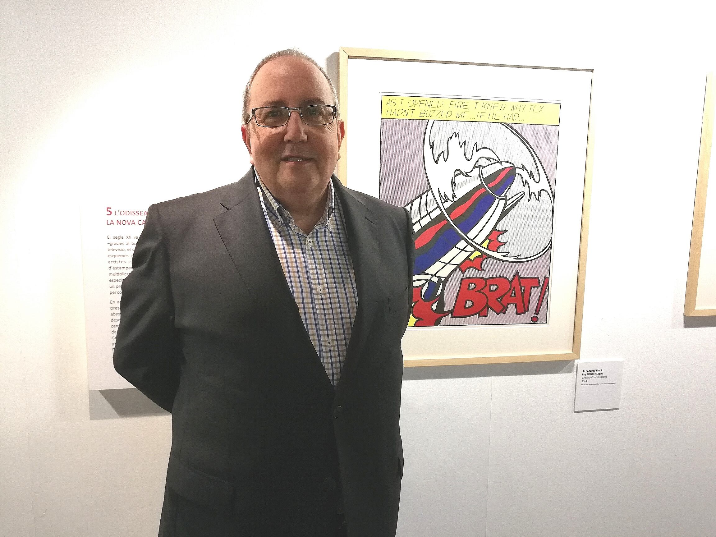 Antoni Gelonch davant del gravat de Roy Lichtenstein, un dels que es pot veure a l'exposició "De París a Nova York" a l'Institut d'Estudis Ilerdencs fins el 19 de juny.