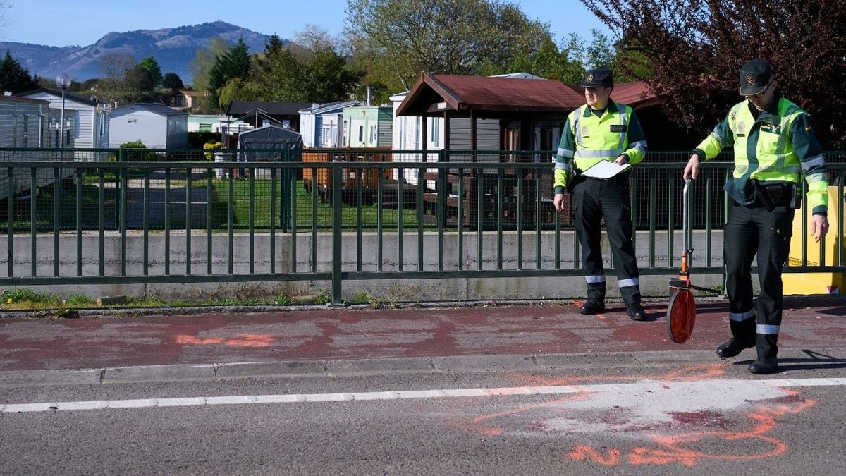 Efectivos de la Guardia Civil hacen mediciones en el lugar del atropello en el camping Somo Parque de Suesa, este miércoles.JUANMA SERRANO (EUROPA PRESS)