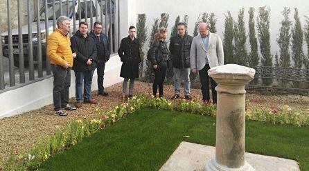 A la derecha, el alcalde de Ja&eacute;n, Javier M&aacute;rquez, acompa&ntilde;ado de varios concejales y responsables vecinales durante la inauguraci&oacute;n del jard&iacute;n.