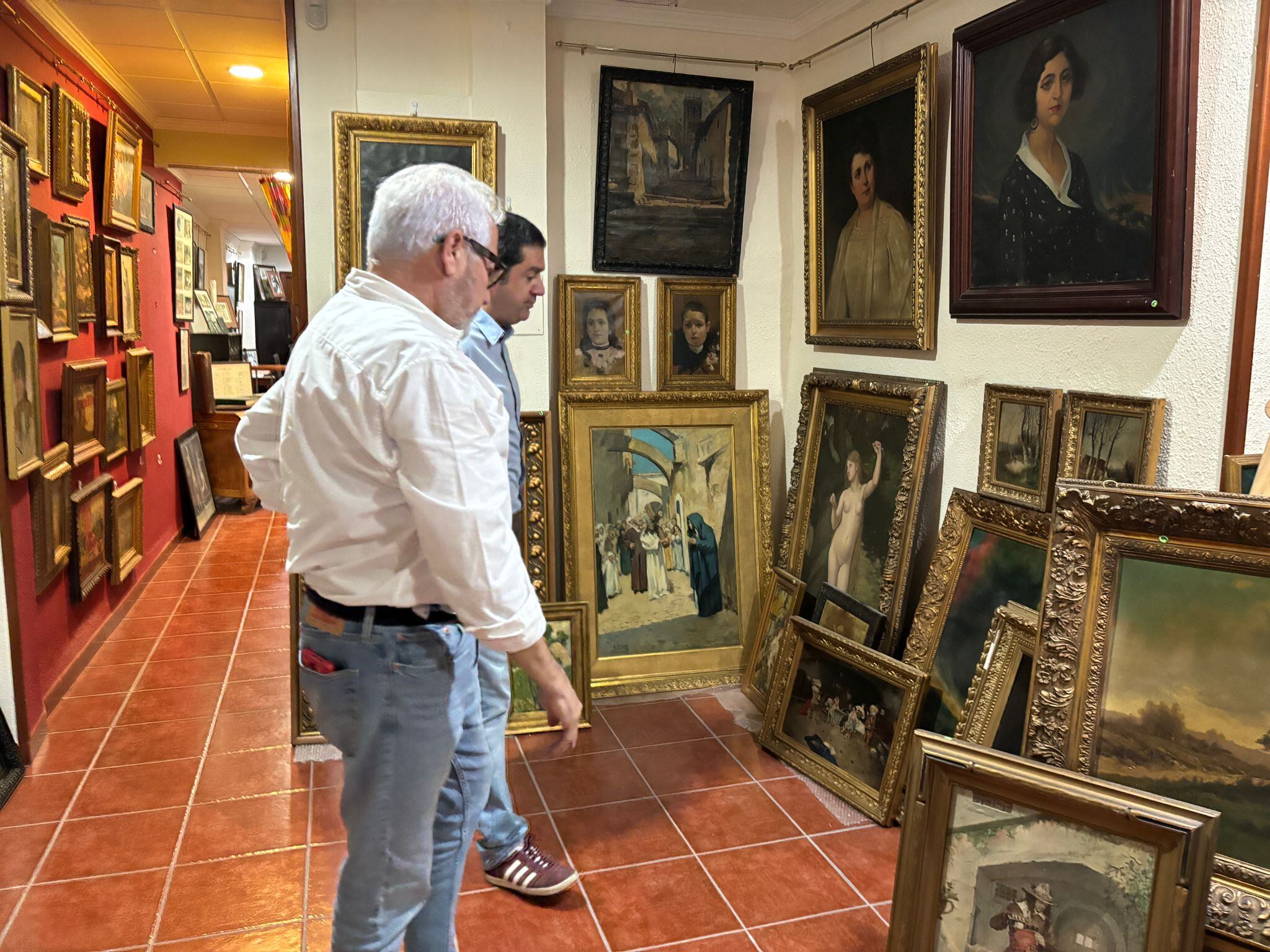 Ignacio Trelis, edil de Patrimonio Cultural, y Antonio Francés, alcalde de Alcoy, observando algunas de las obras que la familia Botella-García ha cedido a la Colección de Arte Municipal de Alcoy.