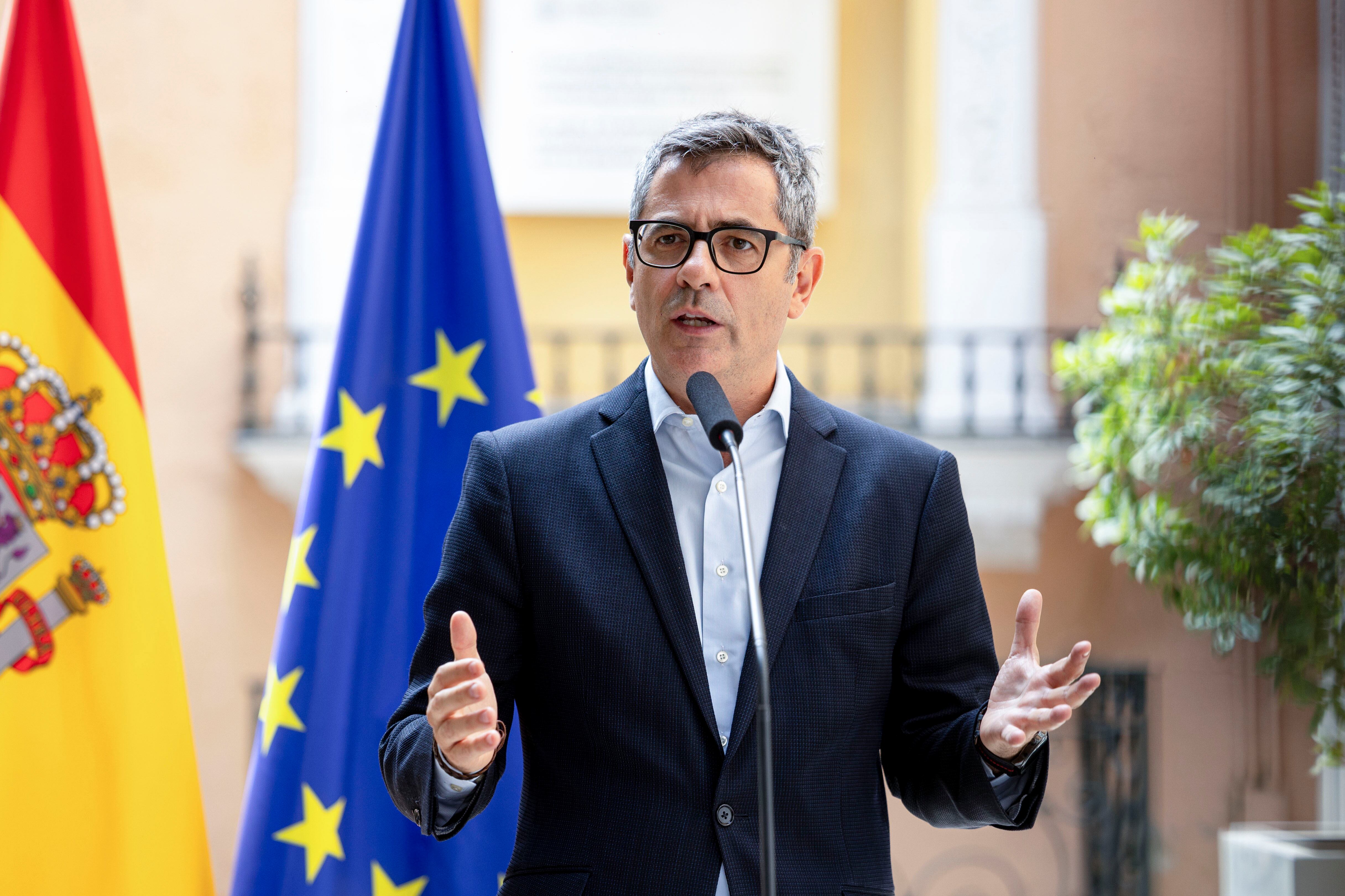 MADRID, 27/08/2025.- El ministro de la Presidencia, Justicia y Relaciones con las Cortes,Félix Bolaños, atiende a los medios de comunicación tras su reunión con la presidenta del Consejo General del Notariado, Concepción Barrio. EFE/Daniel González