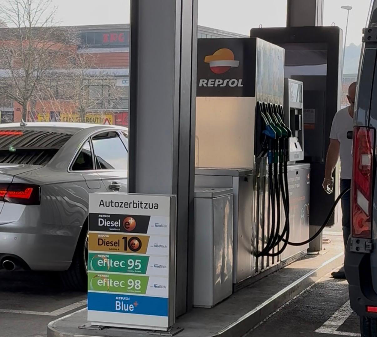 Gasolinera en la muga entre Irun y Hendaia