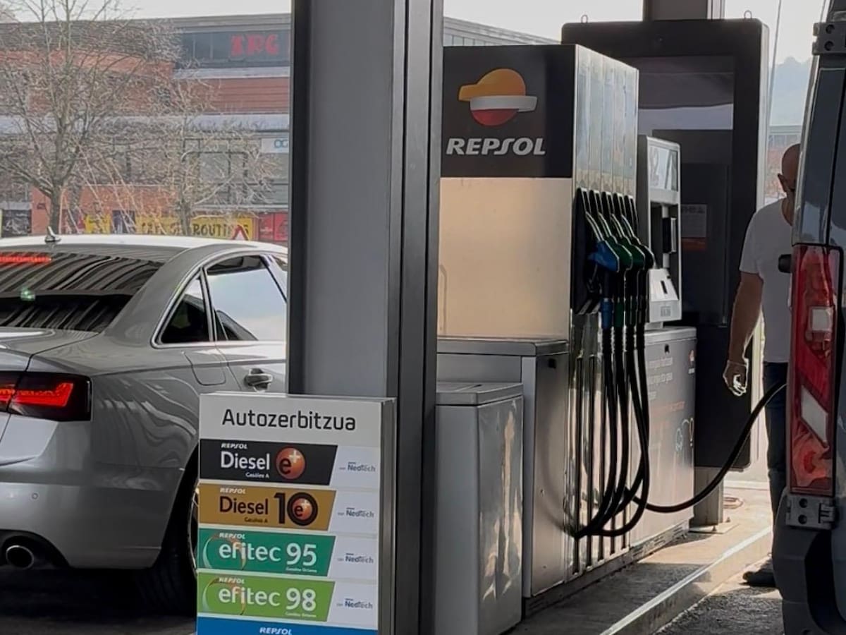 La rebaja del IVA en los carburantes dispara la llegada de conductores franceses a las gasolineras de Irun