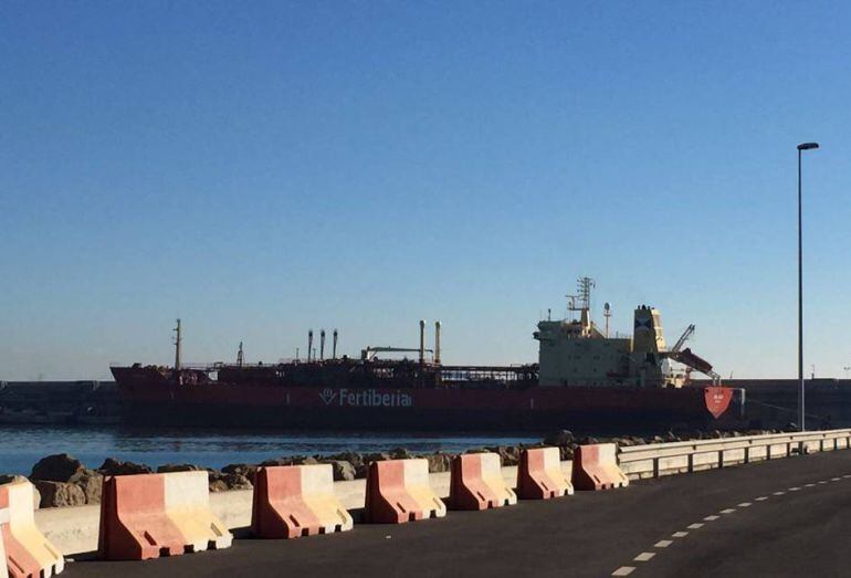 Imagen del barco en el que se produjo la fuga de amoniaco