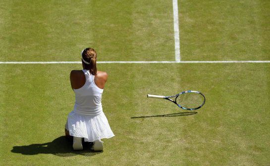 Muguruza, arrodillada en la hierba de Wimbledon tras meterse en la final