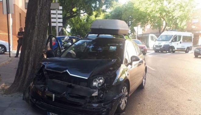 Estado en el que quedó el coche tras colisionar con un autobús