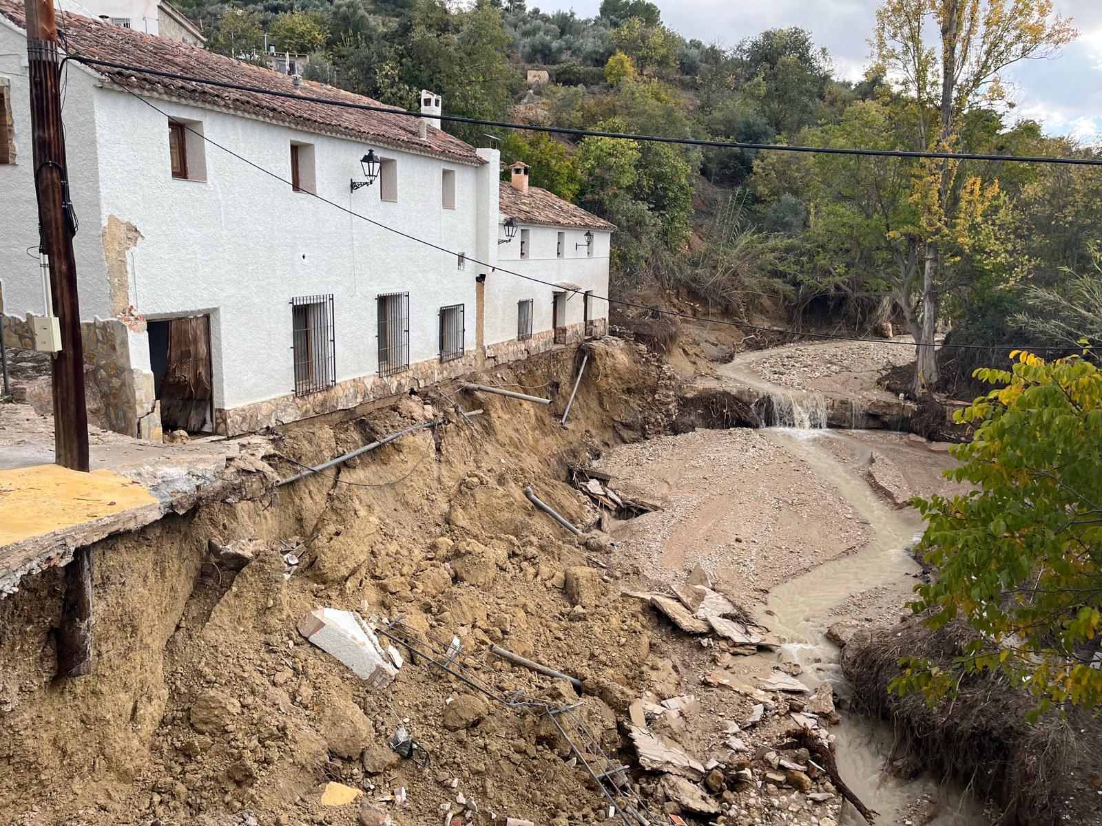 Viviendas de la pedanía La Dehesa junto al arroyo de Letur cuatro días después del paso de la dana