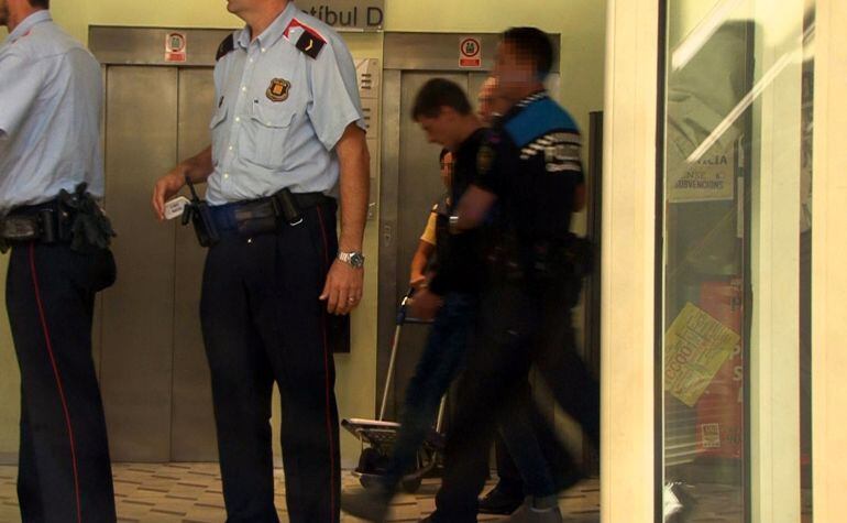 Imatge d'arxiu del jove que va atropellar mortalment dues dones a la rotonda del cementiri de Lleida passant a disposició judicial. Imatge del 29 de setembre de 2015. 