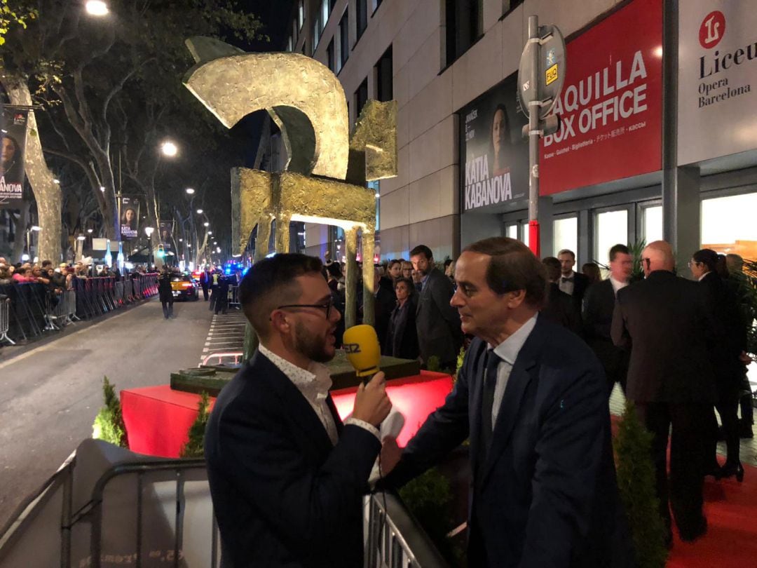 Isaías Lafuente contestando a las preguntas en la alfombra roja de los Ondas