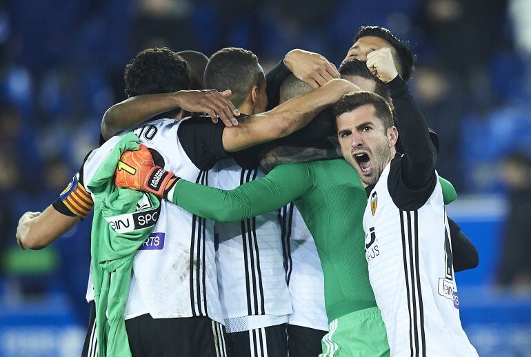 VITORIA-GASTEIZ, SPAIN - JANUARY 24:  Players of Valencia CF celebrate after winning the match against Alaves after the penalti shoot-out during the Copa del Rey, Quarter Final, second Leg match between Alaves and Valencia CF at Estadio de Mendizorroza on