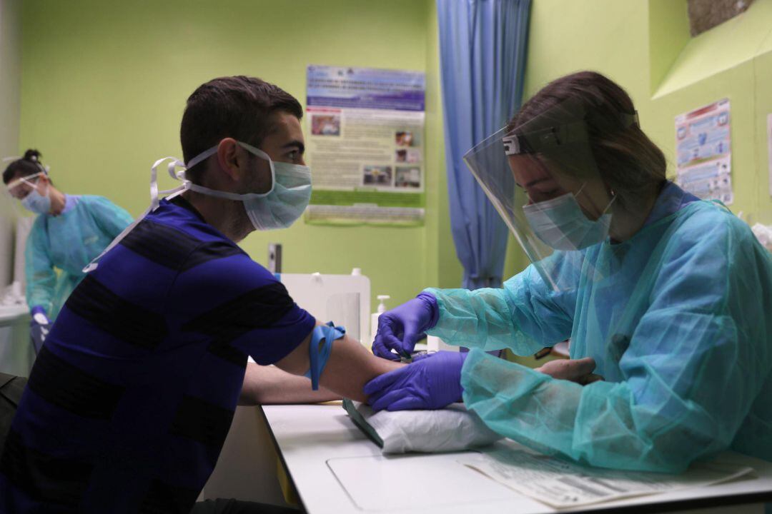 Una enfermera extrae sangre de un ciudadano que en su día fue diagnosticado de covid 19 por síntomas pero no se pudieron hacer la prueba y forma parte de un estudio de osakidetza (salud vasca) a 4000 ciudadanos del País Vasco, dentro del estado de alarma por la pandemia de coronavirus