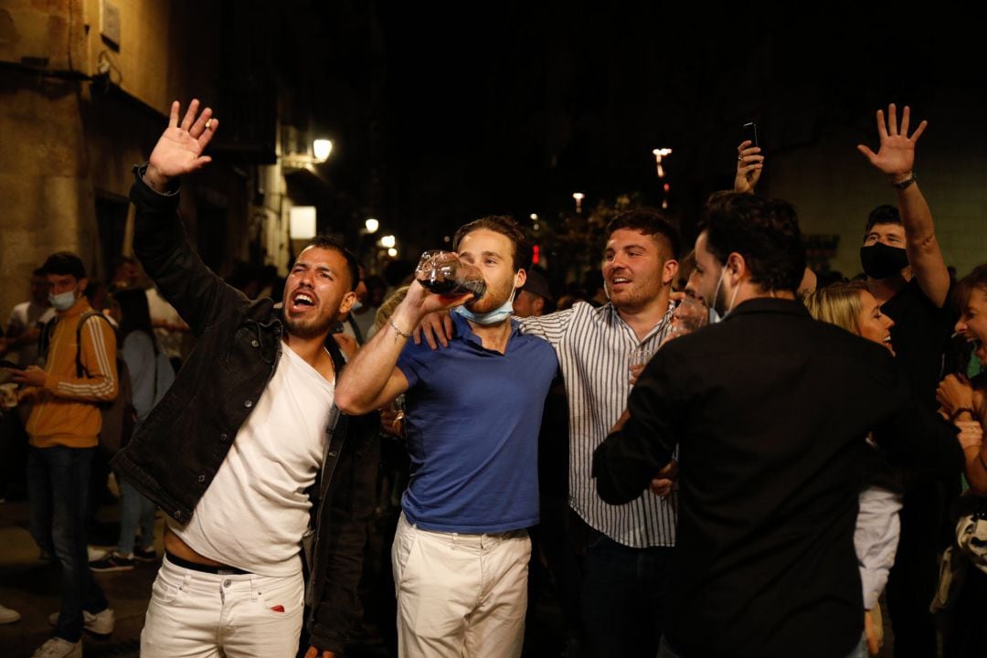 Grupos de personas celebran y beben en la via pública sin respetar las mediadas sanitarias por la COVID el pasado 15 de mayo en Barcelona