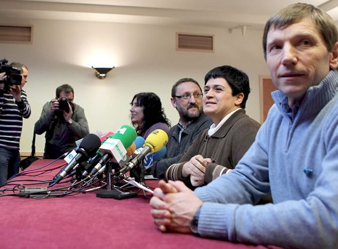 Miren Legorburu, Txelui Moreno, Marian Beitialarrangoitia y Rufi Etxeberria, durante la rueda de prensa con motivo del alto el fuego anunciado por la banda terrorista ETA