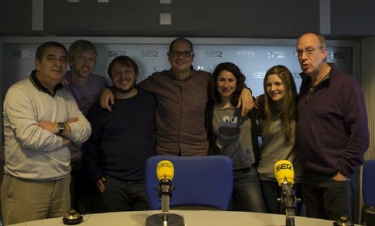 El equipo de SER Historia. De izquierda a derecha, la voz de las intros, Julio López. Junto a él Carlos Nicolás, nuestro técnico del programa 200. Fermín Agustí, el &quot;producidor&quot; del programa, Nacho Ares, María Belchi, esa crack de las músicas, Alba Morale