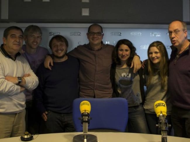 El equipo de SER Historia. De izquierda a derecha, la voz de las intros, Julio López. Junto a él Carlos Nicolás, nuestro técnico del programa 200. Fermín Agustí, el "producidor" del programa, Nacho Ares, María Belchi, esa crack de las músicas, Alba Morale