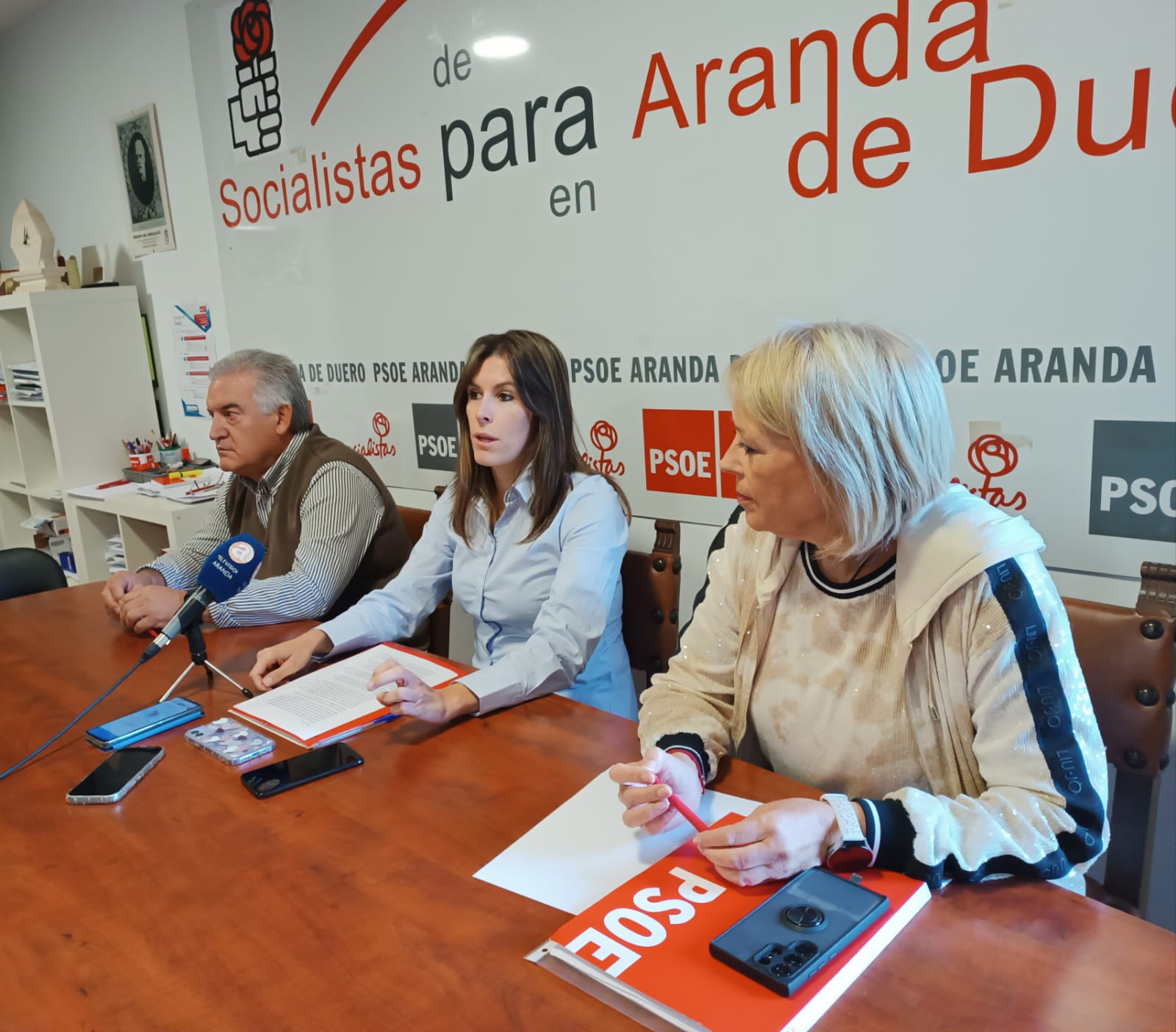 La concejala socialista en Aranda Laura Jorge (centro) repasa la actualidad municipal acompañada de su compañera Amparo Simón y el portavoz del grupo socialista, Ildefonso Sanz