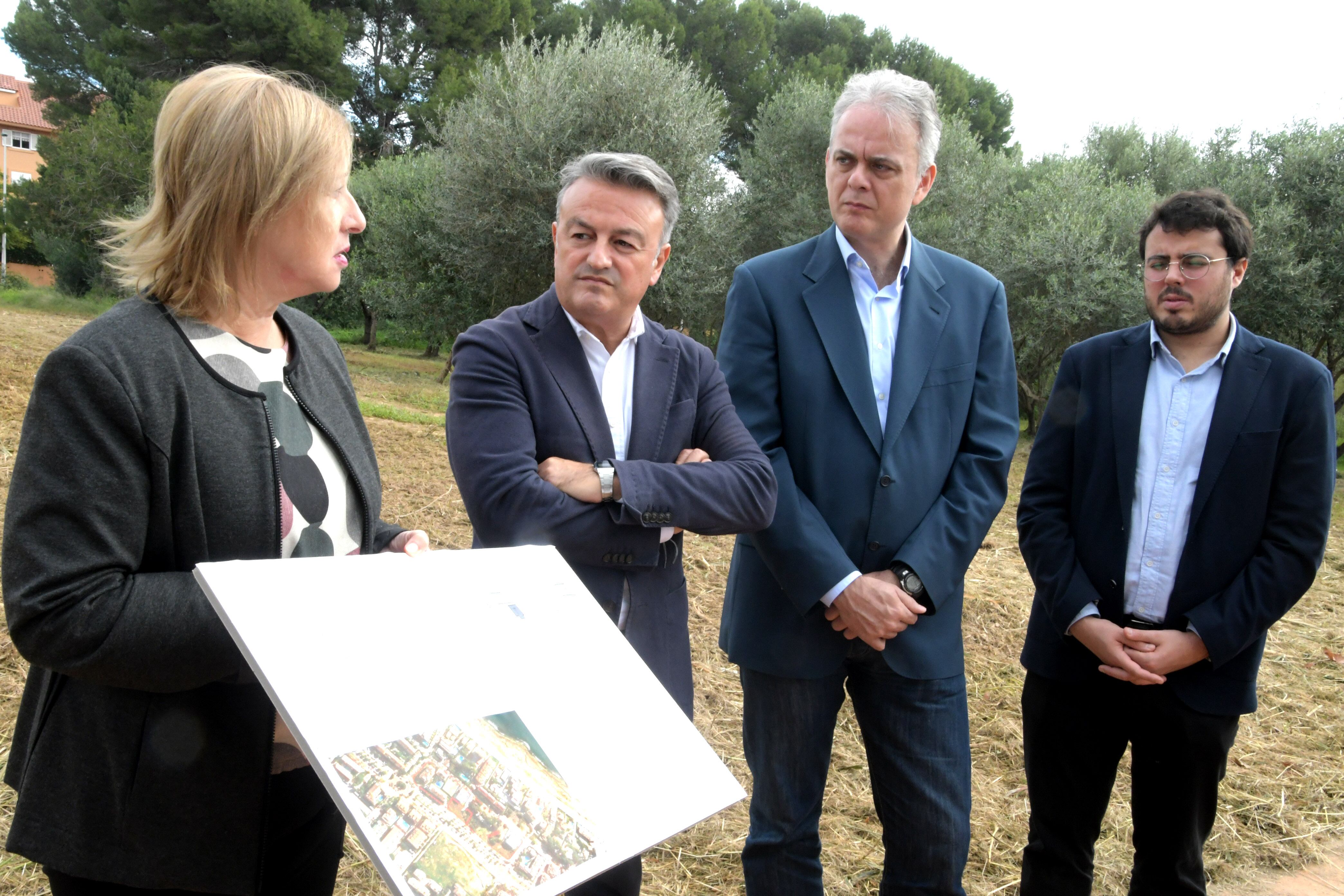 Los representantes municipales y autonómicos en una de las parcelas a ceder por el Ayuntamiento de Xàbia.