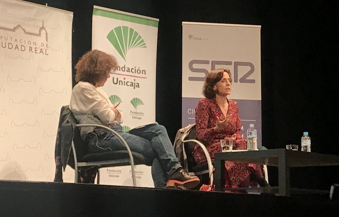 A la izquierda, la periodista y escritora, Berna González Harbour; y, a la derecha, la escritora, Nuria Barrios 