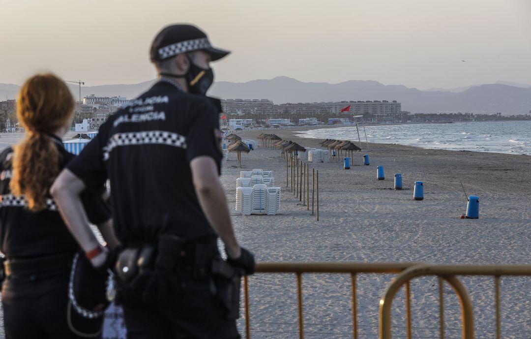 València controla su cierre perimetral con 350 agentes, drones y quads