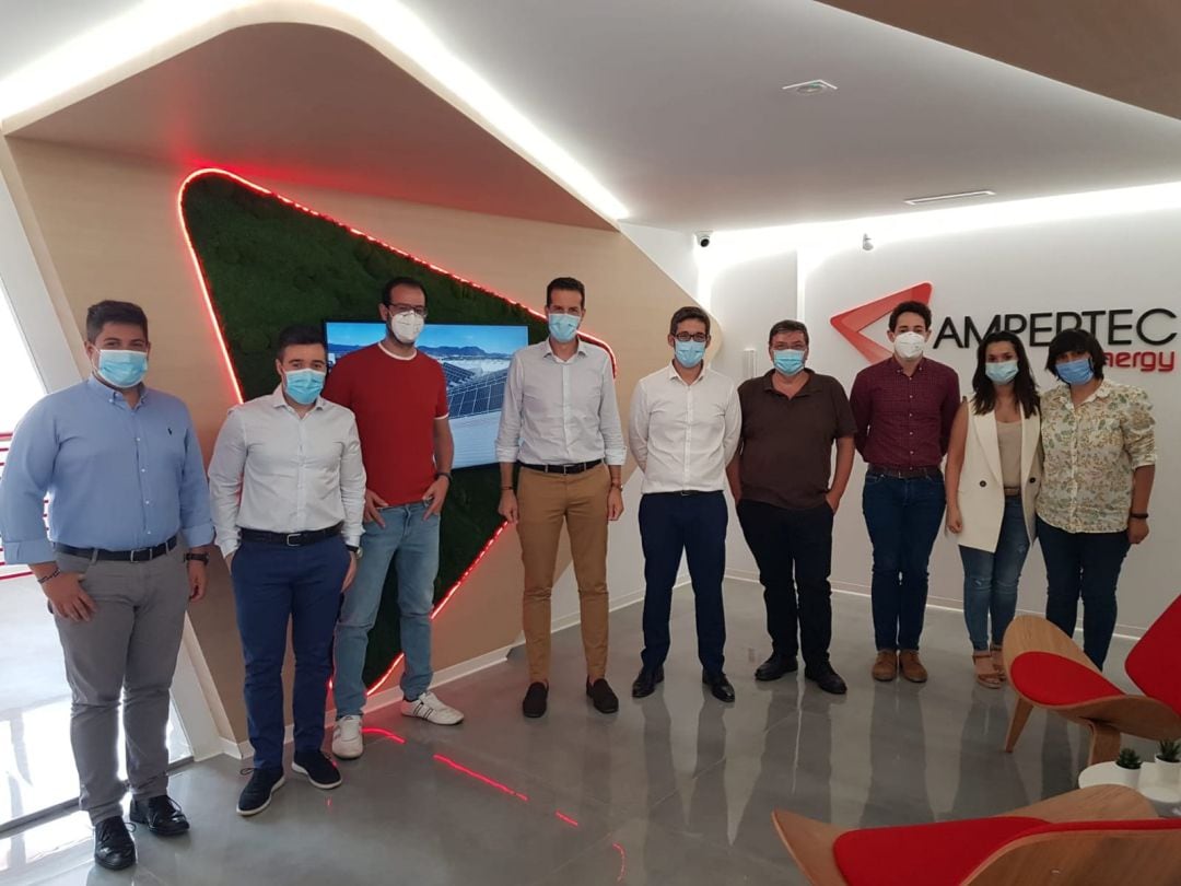 Visita del alcalde de Elda a la empresa Ampertec Energy 