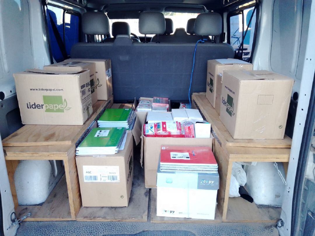 Material escolar recogido por la Coordinadora.