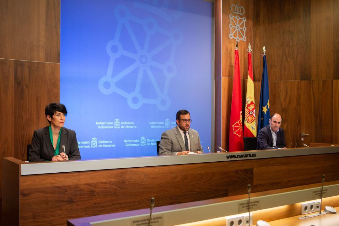 De izquierda a derecha, la consejera de Economía y Hacienda del Gobierno de Navarra, Elma Saiz, el vicepresidente primero, Javier Remírez, y el consejero de Desarrollo Económico, Manu Ayerdi, en rueda de prensa este miércoles.