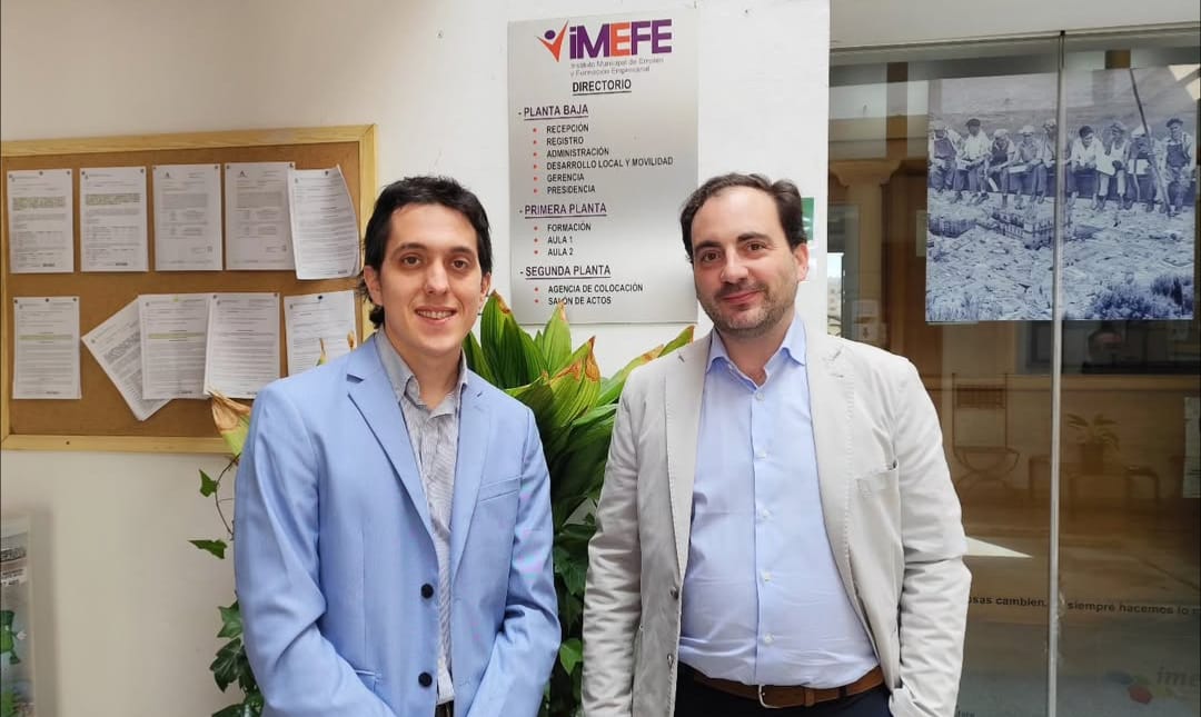 De izqda a dcha, el concejal de Empleo, Luis Carlos García, y el director del IMEFE, José María Mesbailer.