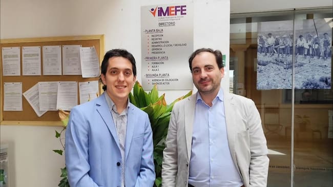 De izqda a dcha, el concejal de Empleo, Luis Carlos García, y el director del IMEFE, José María Mesbailer.