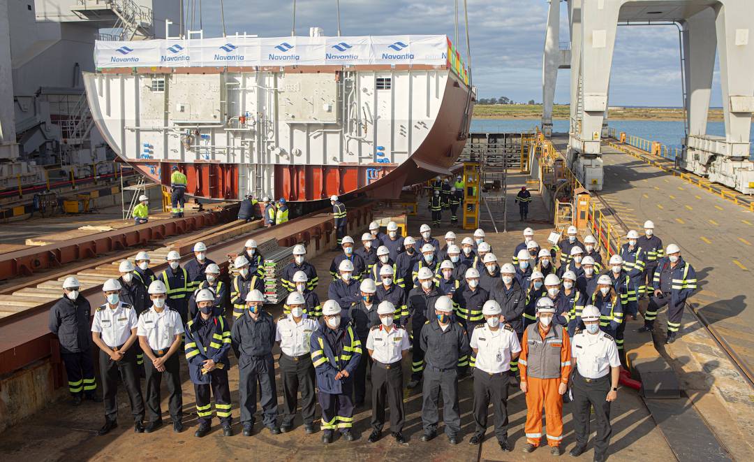 La estructura montada hoy, junto a técnicos y operarios del astillero