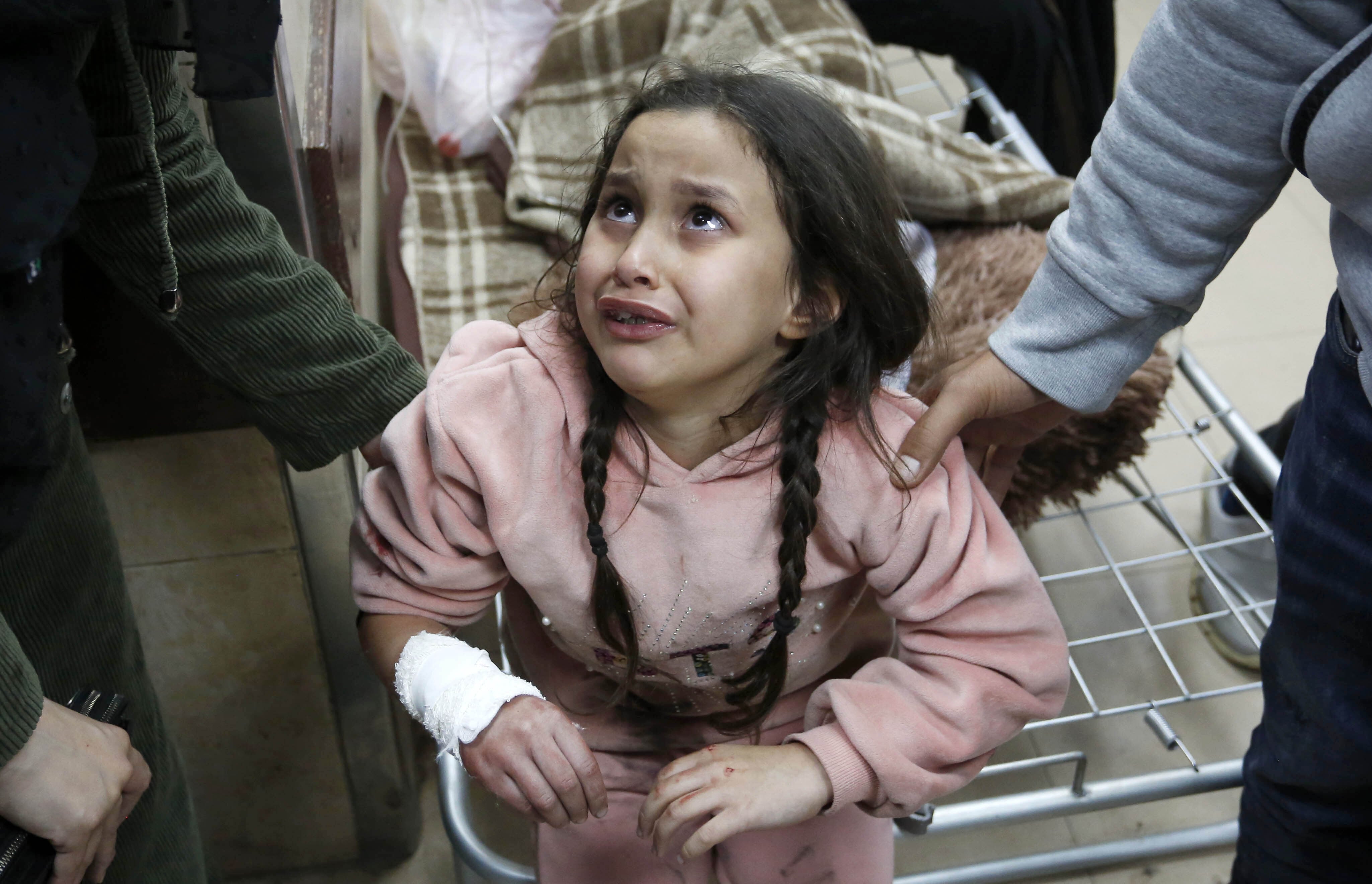 Una niña en un hospital de Deir al-Balah en Gaza)