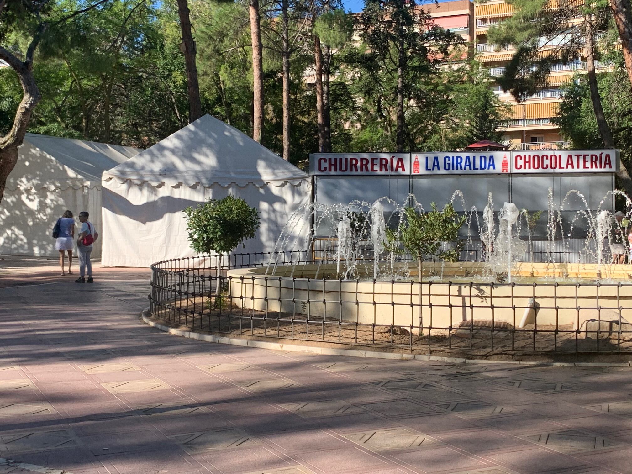 Casetas y carpas en el parque de La Concordia
