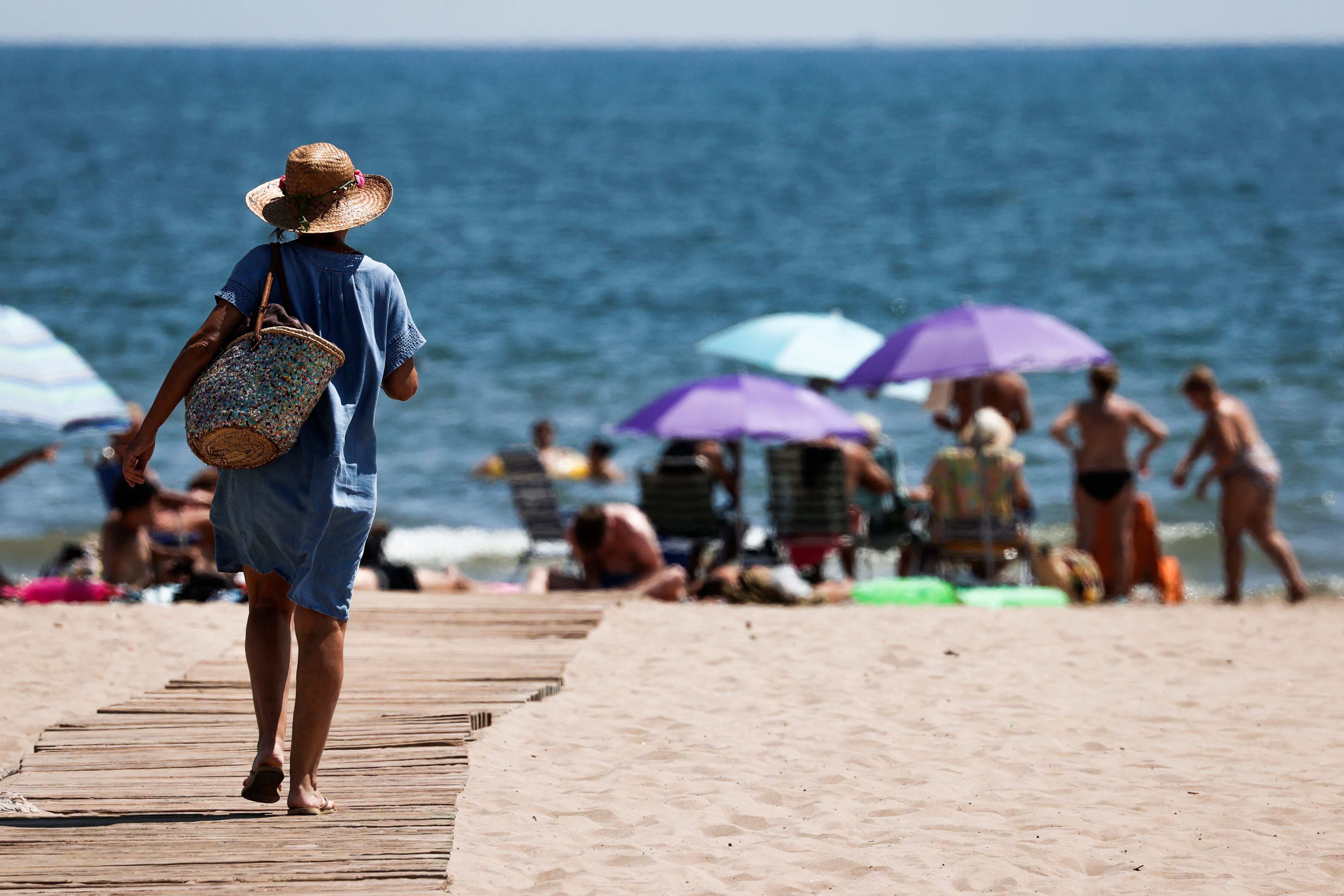 Bañistas disfrutan de la playa de la Patacona en la localidad valenciana de Aboraia